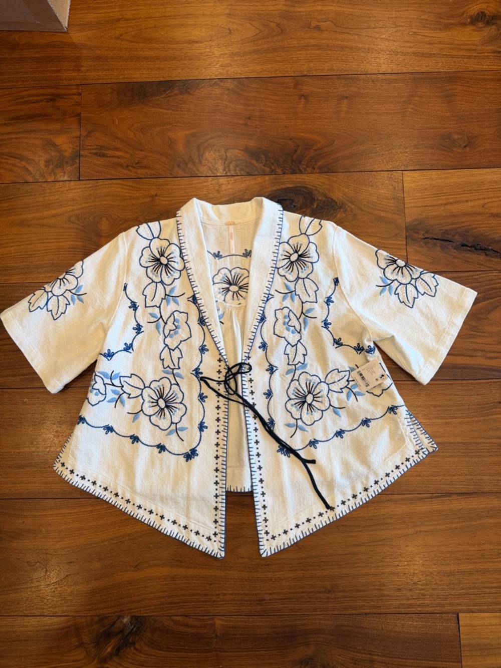 Free People Island Love white linen embroidered top, small, gorgeous! New